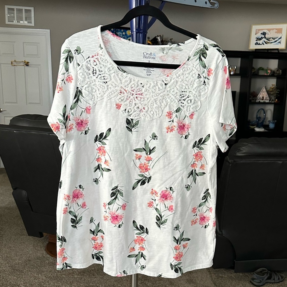 Croft&Barrow white floral lacy short sleeve Top. XL